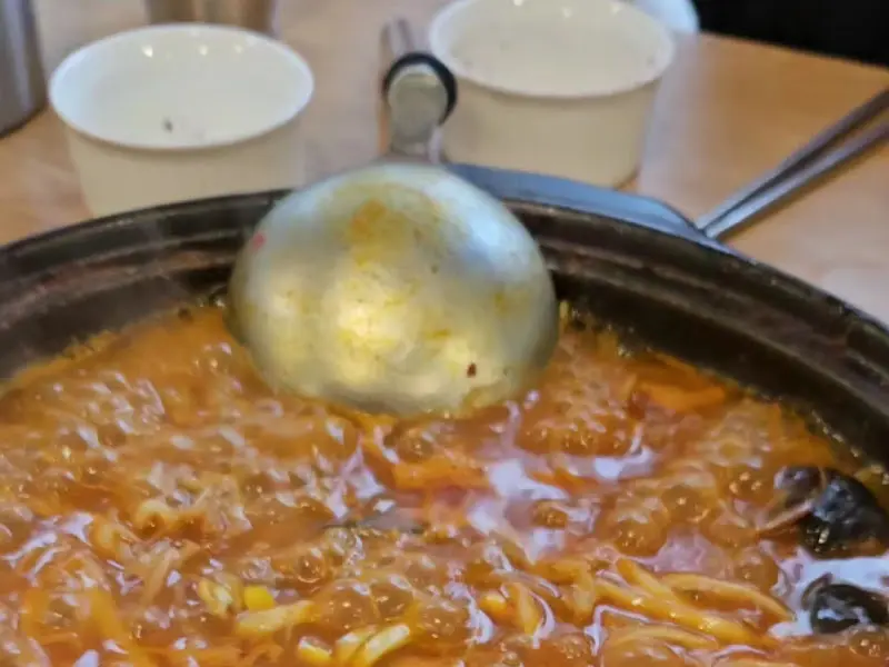 전골 국물을 뜨는 모습