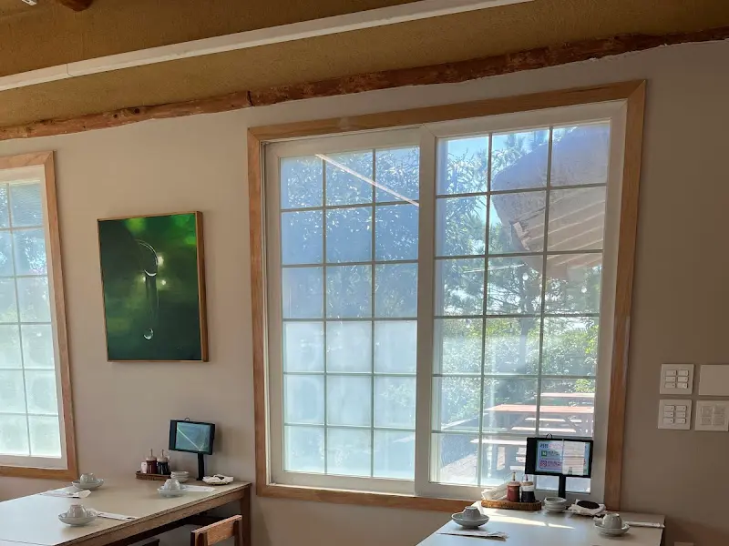 제주초가집 창가 좌석