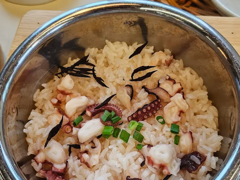 해산물 토핑 솥밥