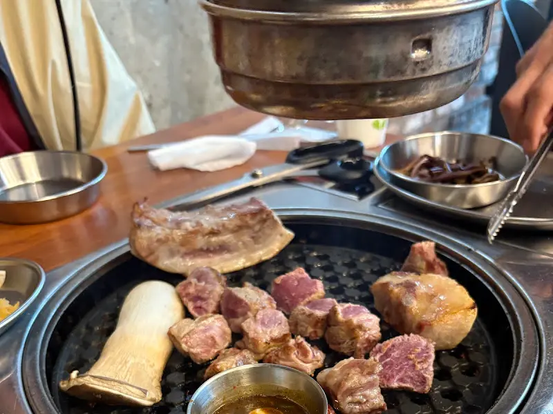 전문가의 손길로 구워지는 흑돼지