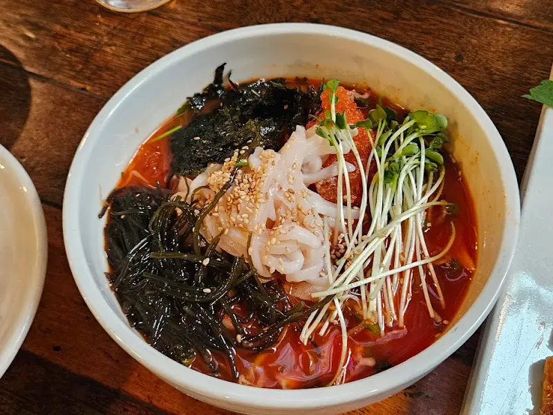 새콤달콤한 비빔국수