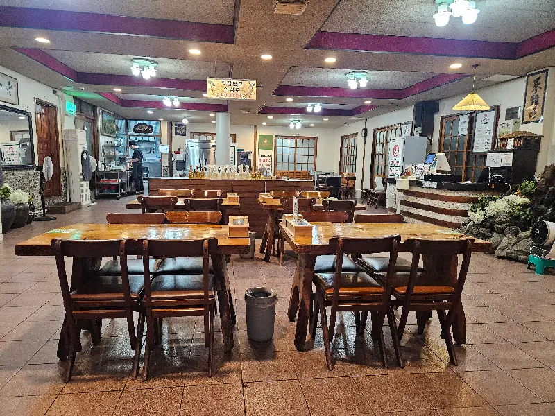 넓고 깔끔한 자양식당 내부
