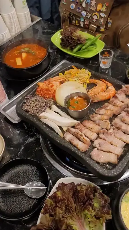 돌판 위에 푸짐하게 차려진 흑돼지 세트