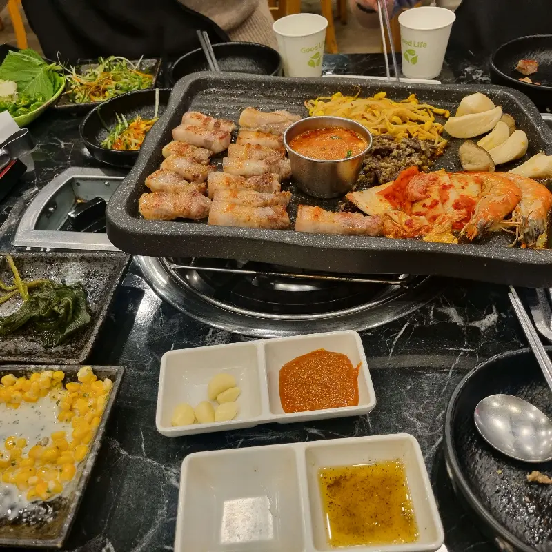 돌판 위에 구워진 흑돼지와 다양한 곁들임