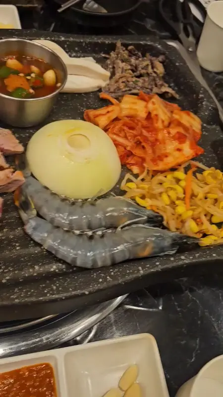 돌판 위 김치, 콩나물, 새우