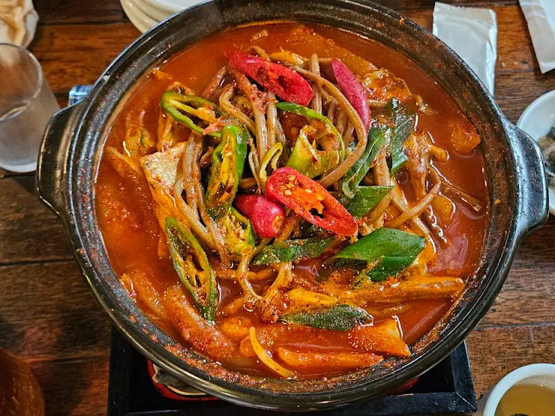 얼큰하고 깊은 맛의 찌개