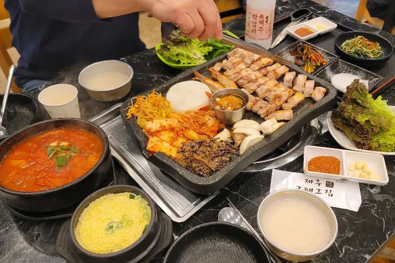 흑돼지 김치 날치알 볶음밥