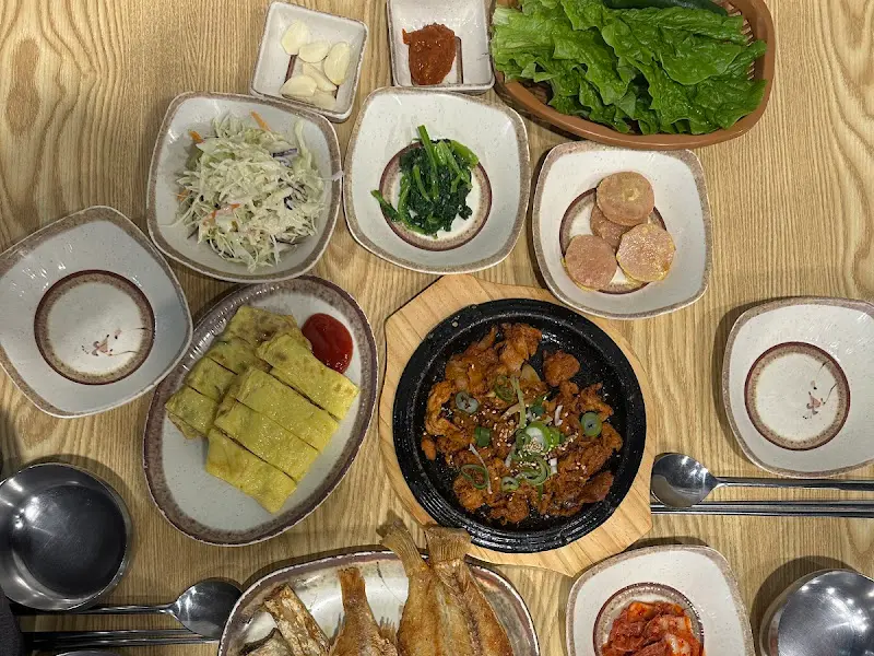 한상 가득 차려진 음식