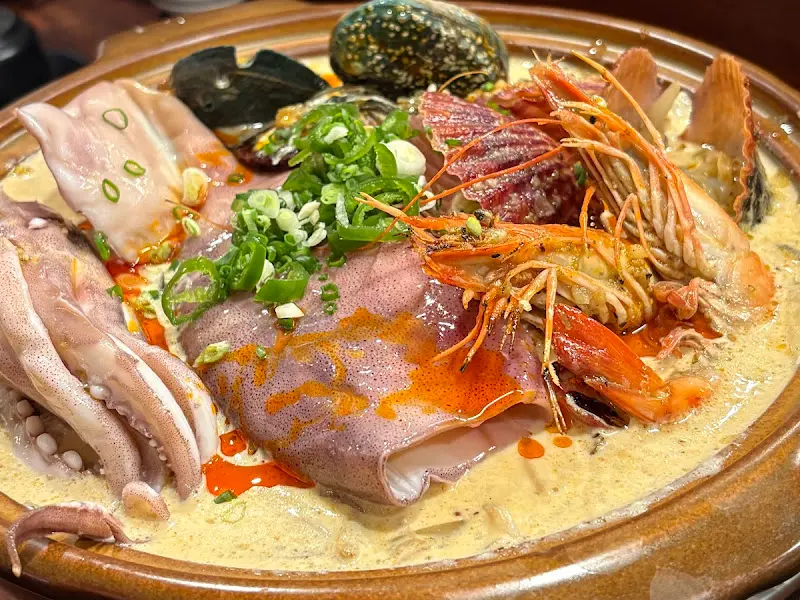 해산물이 가득한 크림 짬뽕탕