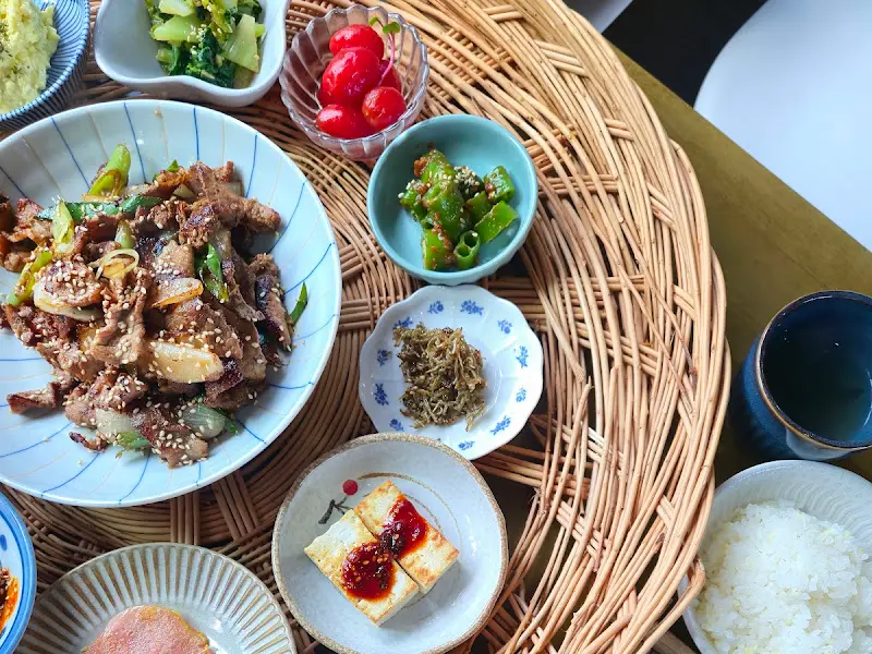 채반에 담겨 나오는 오선의 흑돼지 두루치기 한 상 차림