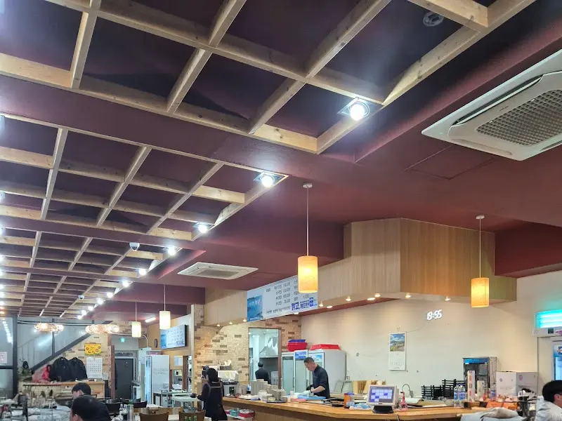 넓고 깔끔한 매장 내부