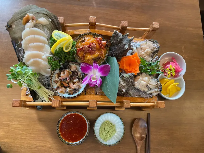 다채로운 해산물이 아름답게 담긴 모리아와세