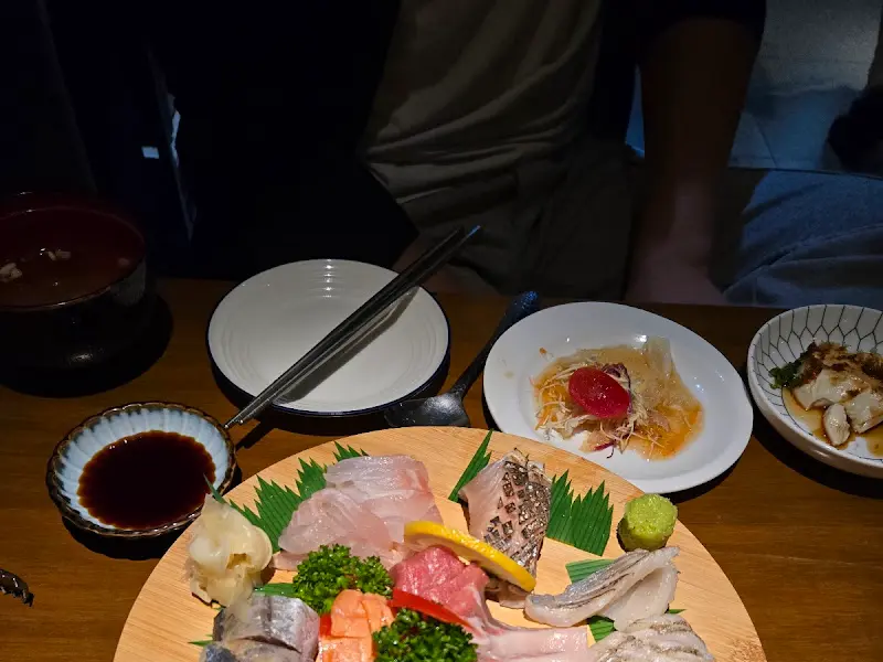 석양이 아름다운 바다를 배경으로 펼쳐지는 환상적인 분위기