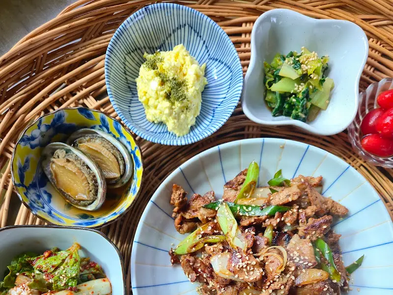 다양한 종류의 반찬들이 담겨있는 모습