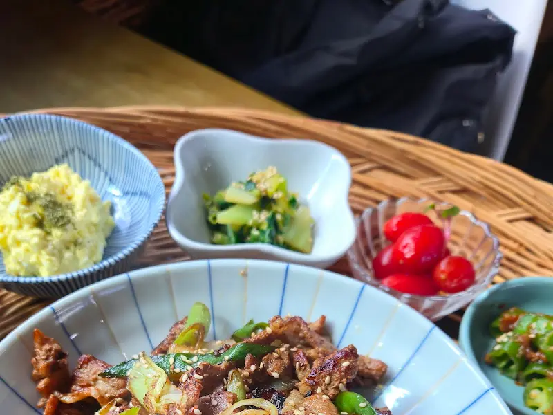 흑돼지 두루치기와 반찬들의 근접 사진