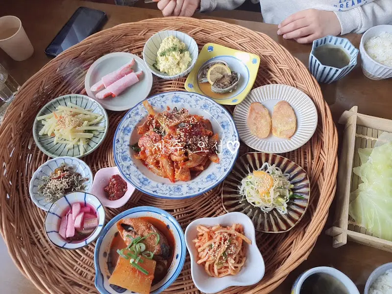 흑돼지 두루치기 한 상 차림의 전체적인 모습