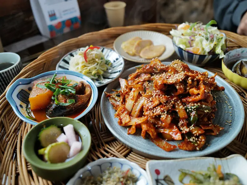 흑돼지 두루치기와 다양한 반찬들의 조화