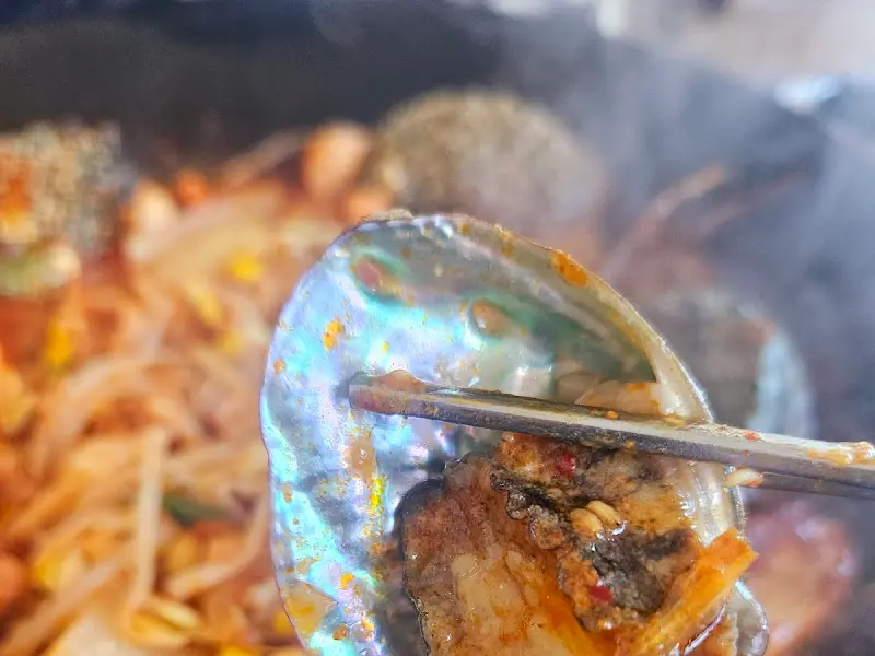 윤기가 좌르르 흐르는 전복