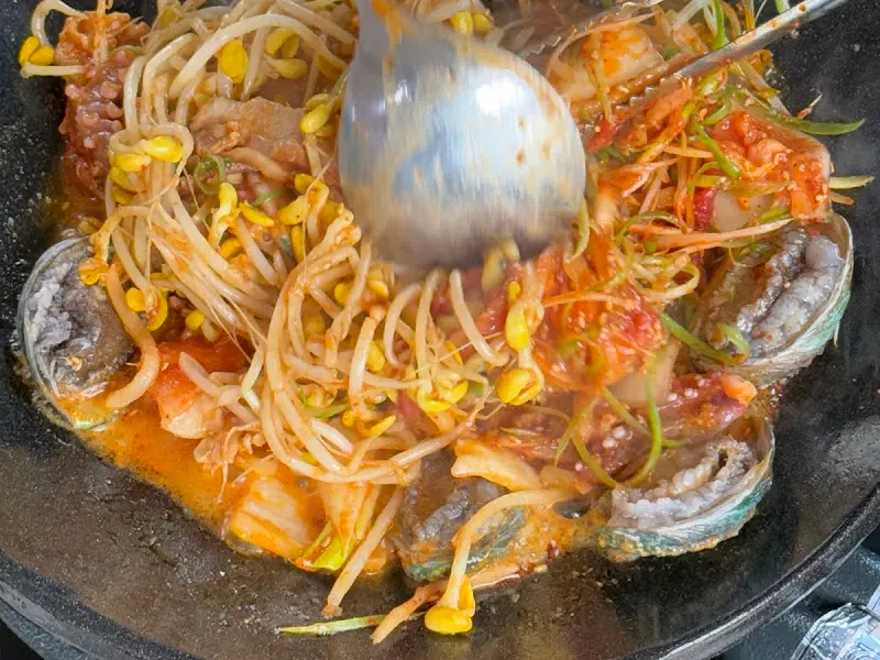 두루치기 볶는 모습