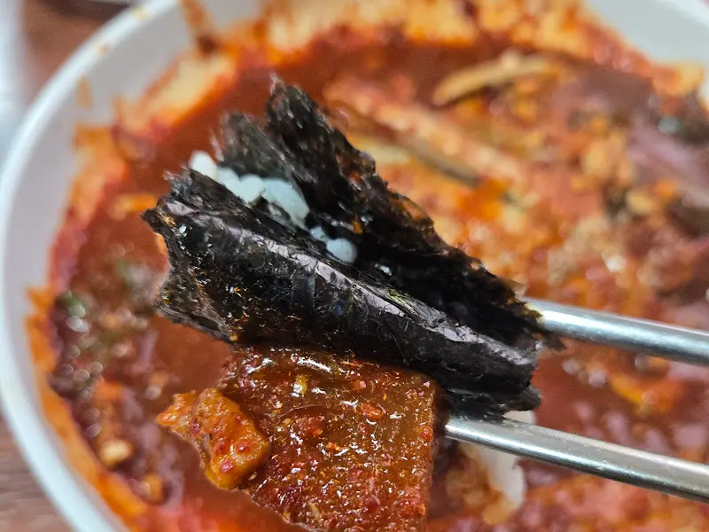 김에 밥과 갈치조림을 싸 먹는 모습