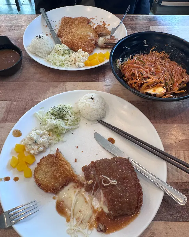 돈까스와 쫄면의 환상적인 조합