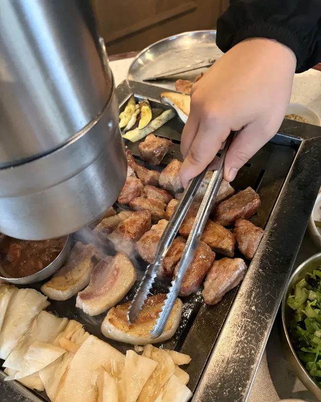 직원분이 직접 구워주는 흑돼지