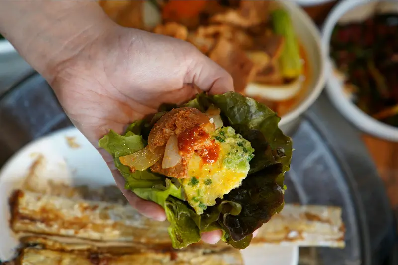 쌈 싸 먹는 모습