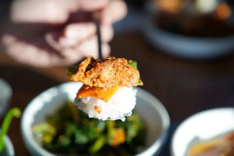 숟가락 위에 올려진 반찬과 밥