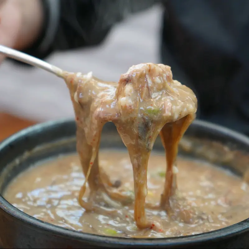 수저로 떠올린 걸쭉한 고사리 해장국