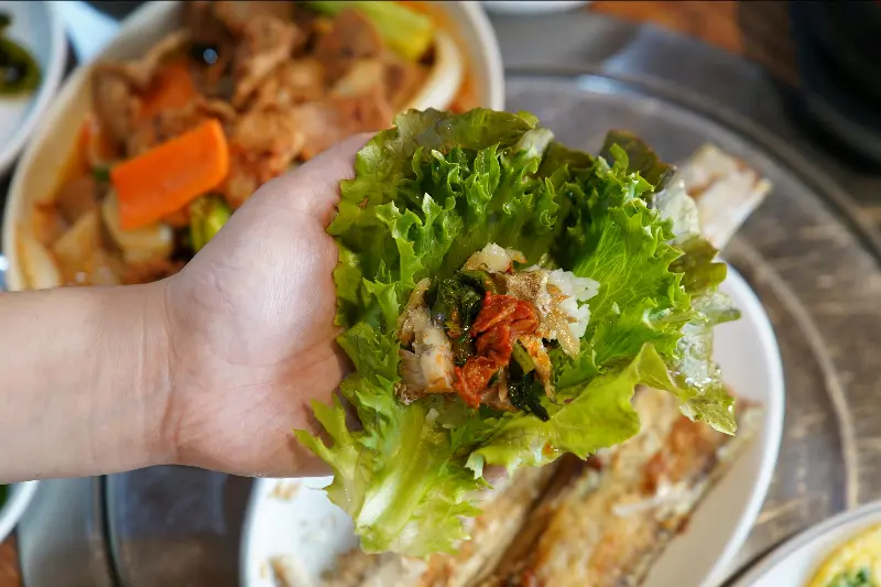 쌈 싸 먹는 모습