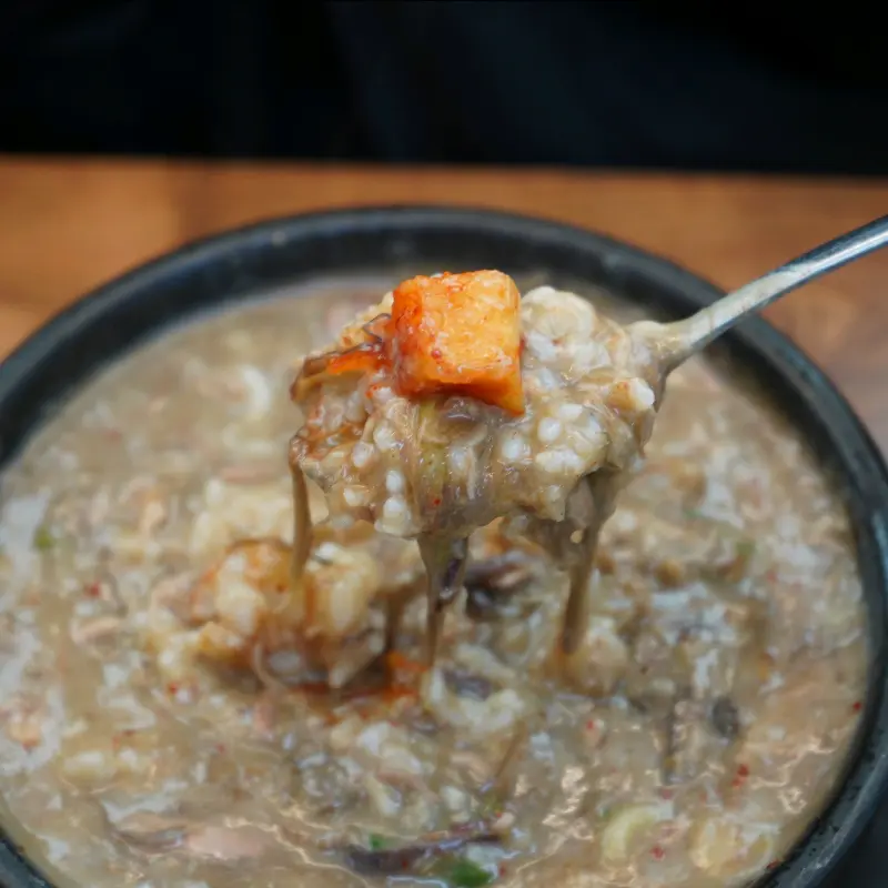 밥 위에 깍두기를 올려 한 입