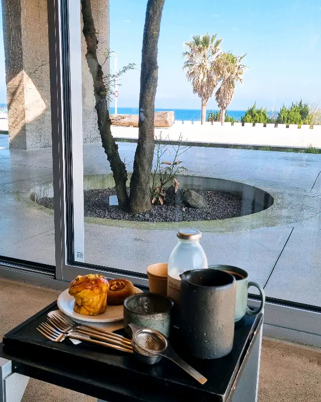 아이스 아메리카노와 쑥임자 마들렌