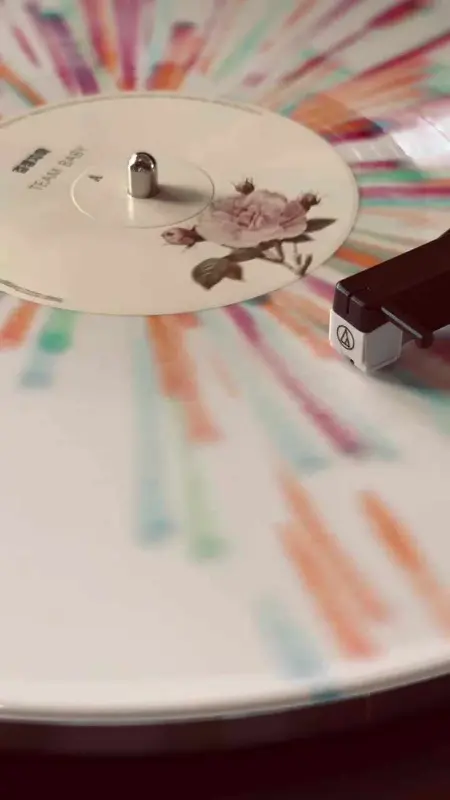 턴테이블 위에서 회전하는 LP