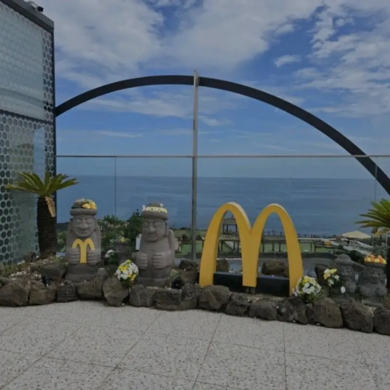 맥도날드 조형물과 바다
