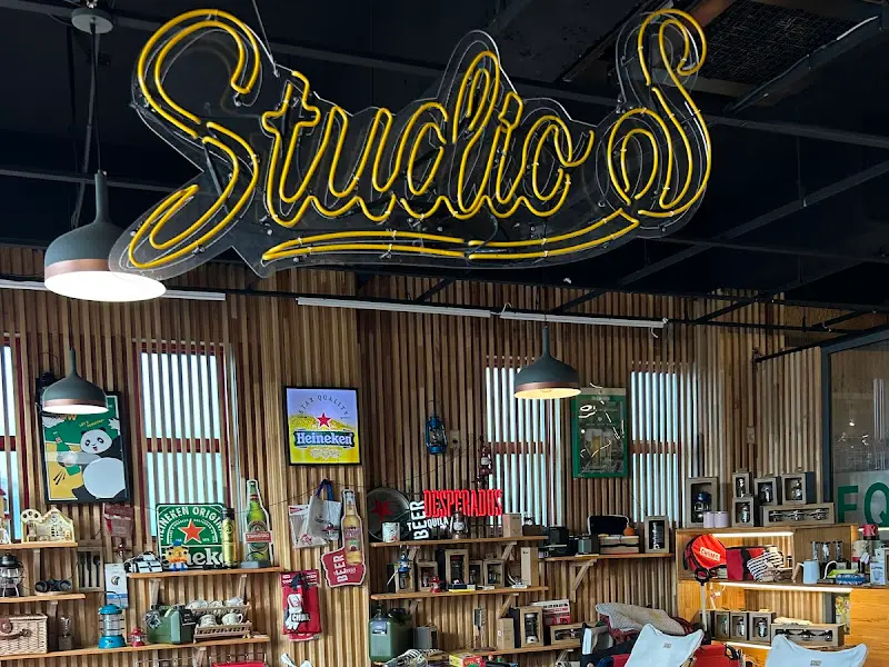 Studio EQ 내부 모습. 다양한 빈티지 소품들이 진열되어 있다.