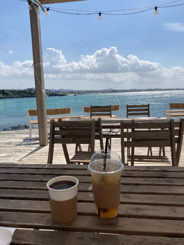 바다를 배경으로 커피 한 잔