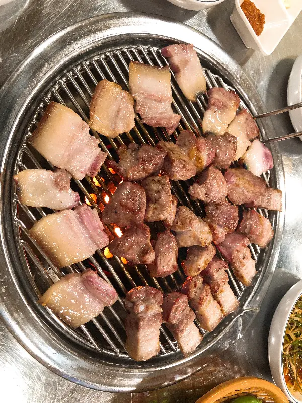 육즙 가득한 흑돼지 오겹살