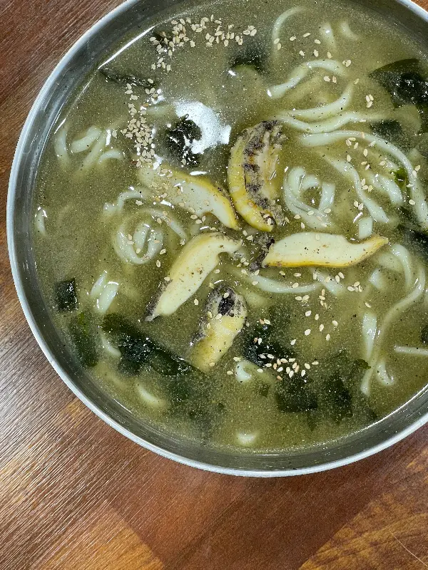 진한 국물이 일품인 전복칼국수