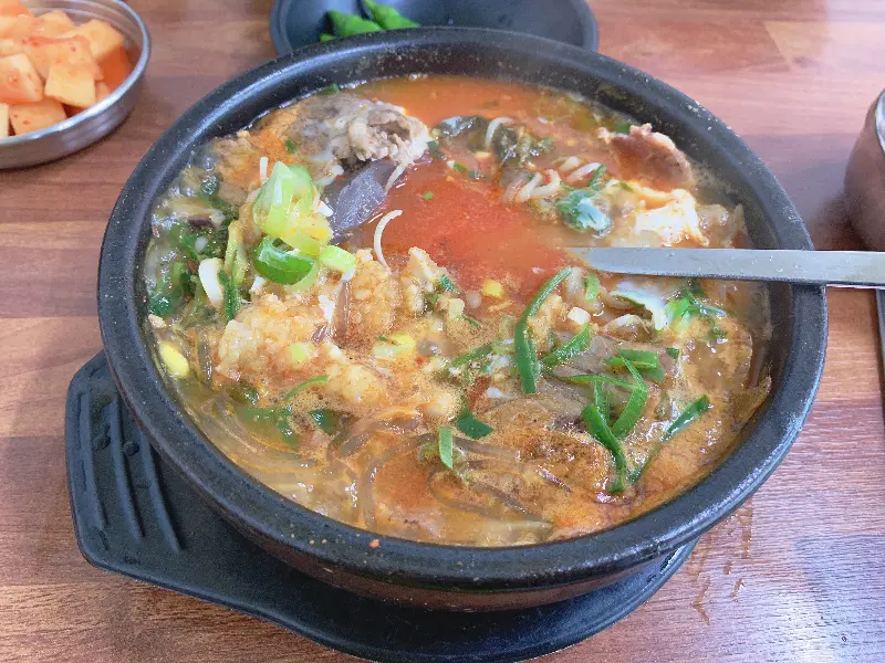 얼큰한 국물과 푸짐한 건더기