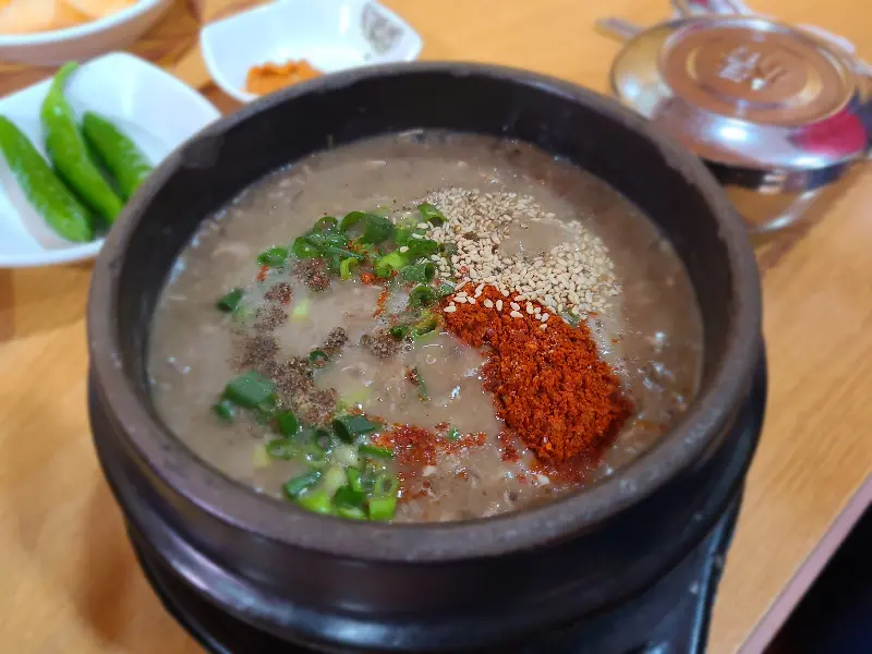 고춧가루와 깨가 듬뿍 뿌려진 국밥