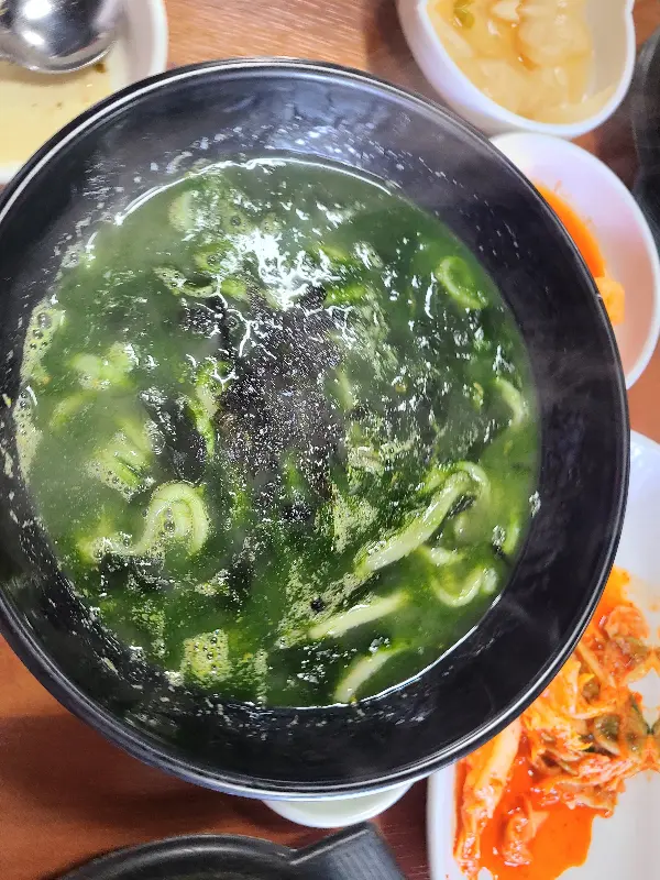 짙은 녹색의 보말칼국수