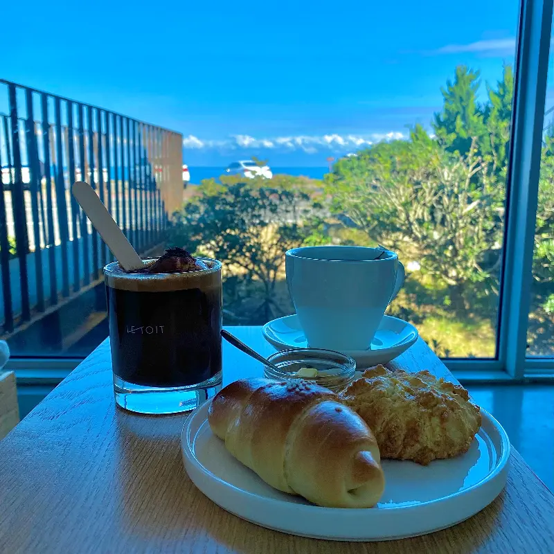 창밖으로 보이는 아름다운 바다