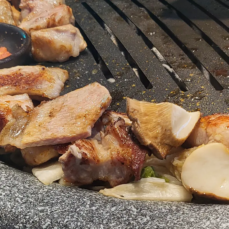 잘 익은 흑돼지 오겹살