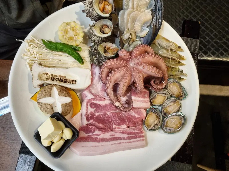 신선한 전복과 돌문어가 듬뿍 들어간 덮밥