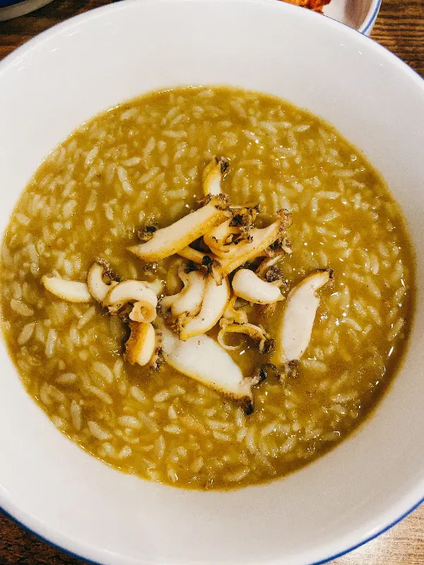 속을 따뜻하게 데워주는 전복죽