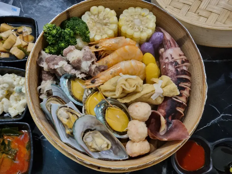 다채로운 해산물과 고기의 조화