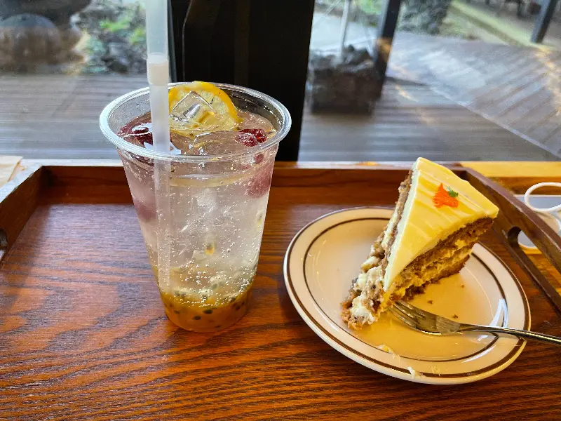 테이블 위에 놓인 음료와 케이크