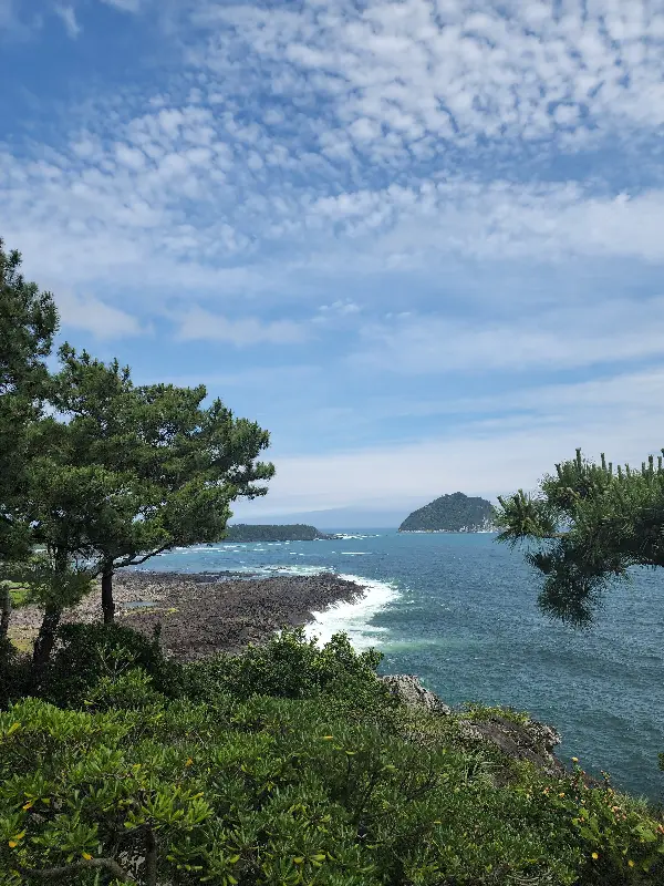푸른 하늘과 바다가 맞닿은 수평선