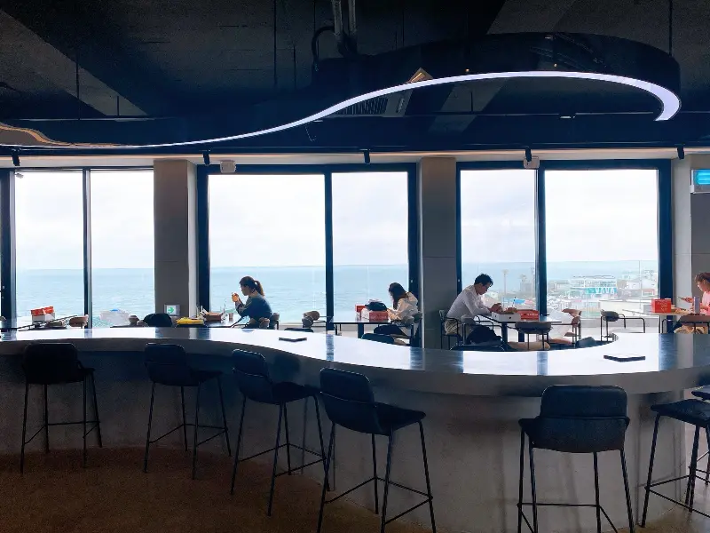 바다를 바라보며 푸딩을 먹을 수 있는 공간