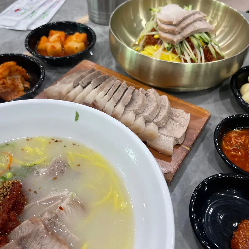 윤기 좔좔 흐르는 돔베고기